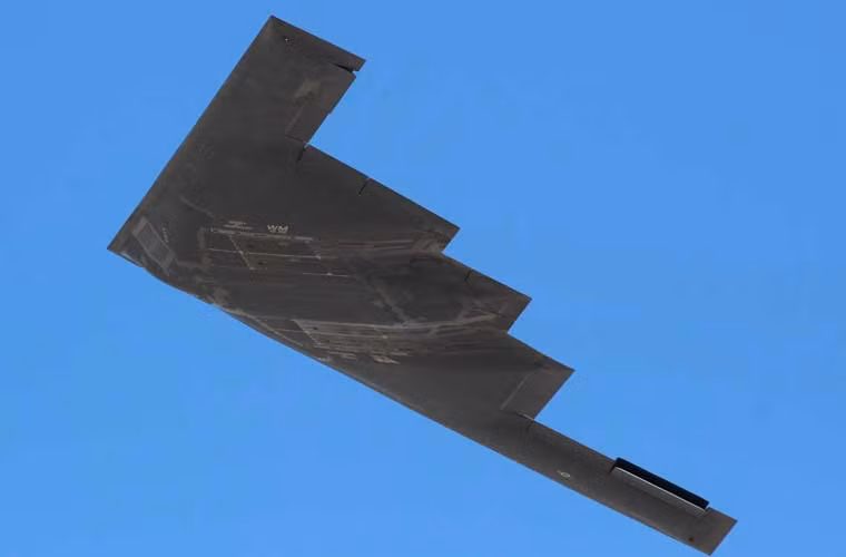 Khả năng tàng hình của B-2 có được nhờ sự kết hợp nhiều công nghệ về thiết kế kiểu dáng, vật liệu. Theo đó, nó có kiểu dáng như một con dơi khổng lồ, không có cánh đuôi, cánh chính được kéo dài kỳ lạ. Cách thiết kế này giúp máy bay đánh trượt sóng radar đi hướng khác, hoặc hấp thụ, giảm được sóng phản xạ, làm hình ảnh trên màn hiện sóng radar bị yếu (hoặc không có).