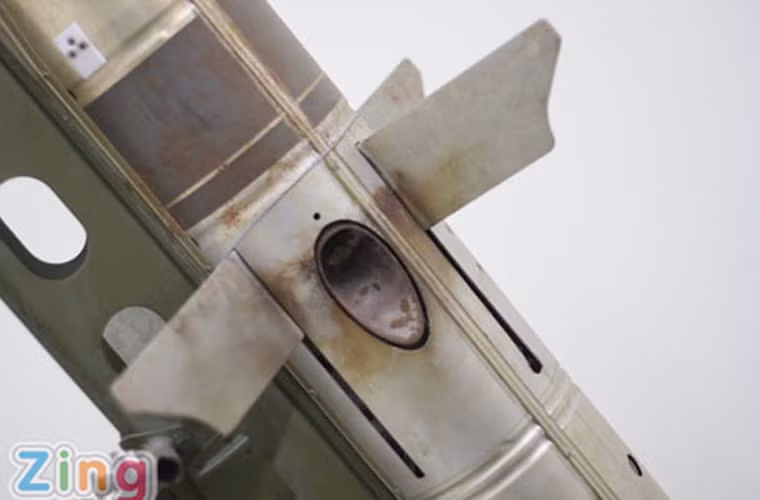 Đạn tên lửa TOW trang bị hai tầng động cơ đẩy dùng nhiên liệu rắn cùng các cánh lái trên thân hiệu chỉnh hướng bay. Ảnh: Vòi phun động cơ phản lực đưa quả đạn bay đi bố trí ở hai bên hông gần đuôi đạn thay vì đuôi đạn. Nguồn: Zing