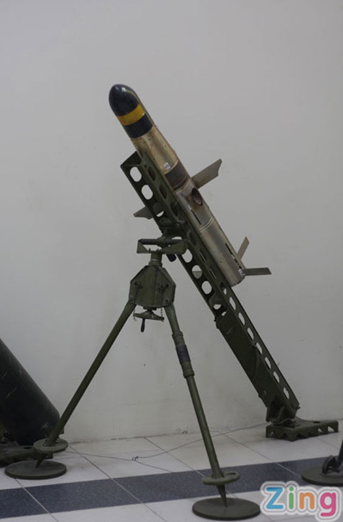 Tên lửa chống tăng TOW của Mỹ có chiều dài 1,16-1,51m, đường kính thân 152mm, trọng lượng phóng 19-22,6kg tùy biến thể. Nguồn: Zing