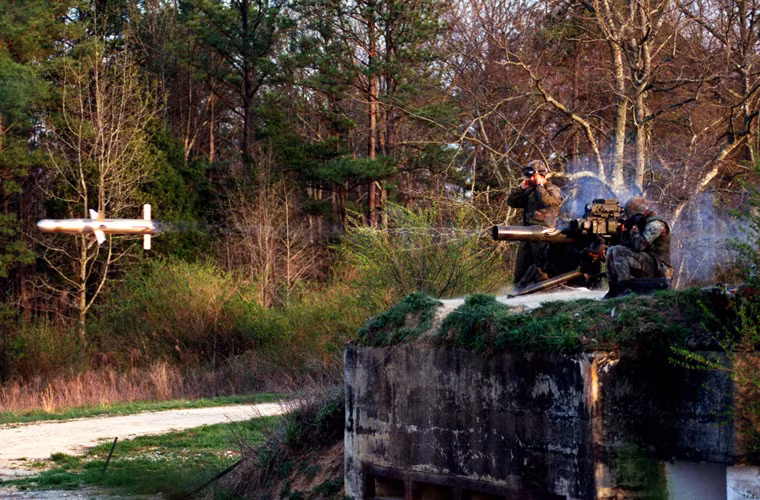 Tên lửa chống tăng TOW thời điểm đó vẫn dùng phương thức dẫn đường qua dây (lệnh lái bắn truyền qua dây dẫn nối bệ phóng với đuôi đạn). Kiểu dẫn đường này khiến tên lửa đạt tầm bắn vừa phải, với TOW là khoảng 4,2km.