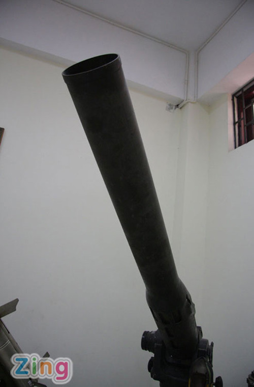 Loại tên lửa chống tăng Mỹ sản xuất này từng được triển khai ở chiến trường miền Nam Việt Nam nhằm đối phó với các xe tăng chủ lực T-54, Type 59 của Quân đội Nhân dân Việt Nam. Sau 1975, bộ đội ta đã thu giữ được một số bệ phóng và đạn TOW. Tuy nhiên, do số lượng không nhiều và nhiều nguyên do mà chúng hầu như không được sử dụng trong chiến đấu, chủ yếu phục vụ nghiên cứu. Ảnh: Bệ phóng tên lửa chống tăng TOW được trưng bày tại Bảo tàng Vũ khí. Nguồn: Zing