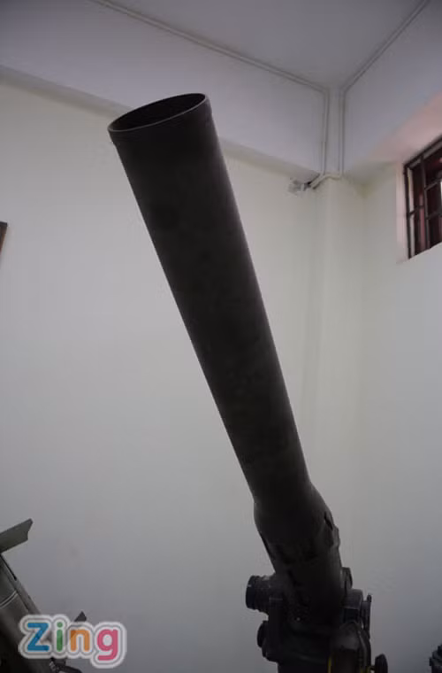 Loại tên lửa chống tăng Mỹ sản xuất này từng được triển khai ở chiến trường miền Nam Việt Nam nhằm đối phó với các xe tăng chủ lực T-54, Type 59 của Quân đội Nhân dân Việt Nam. Sau 1975, bộ đội ta đã thu giữ được một số bệ phóng và đạn TOW. Tuy nhiên, do số lượng không nhiều và nhiều nguyên do mà chúng hầu như không được sử dụng trong chiến đấu, chủ yếu phục vụ nghiên cứu. Ảnh: Bệ phóng tên lửa chống tăng TOW được trưng bày tại Bảo tàng Vũ khí. Nguồn: Zing