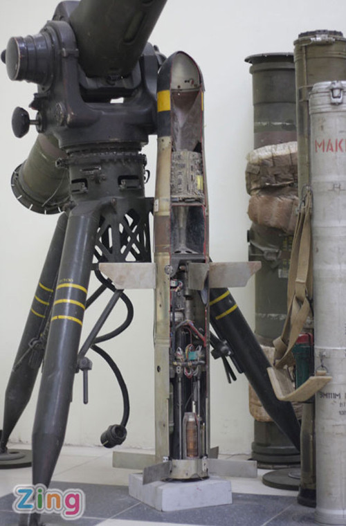 Cận cảnh thiết kế bên trong quả đạn tên lửa chống tăng TOW của Mỹ với đầu nổ nằm ở đầu đạn, tiếp đó là thiết bị vi mạch dẫn đường, động cơ đạn. Nguồn: Zing