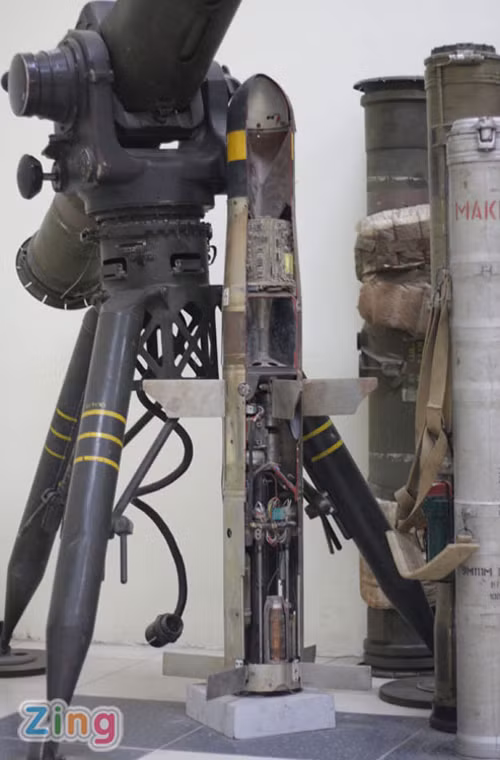 Cận cảnh thiết kế bên trong quả đạn tên lửa chống tăng TOW của Mỹ với đầu nổ nằm ở đầu đạn, tiếp đó là thiết bị vi mạch dẫn đường, động cơ đạn. Nguồn: Zing