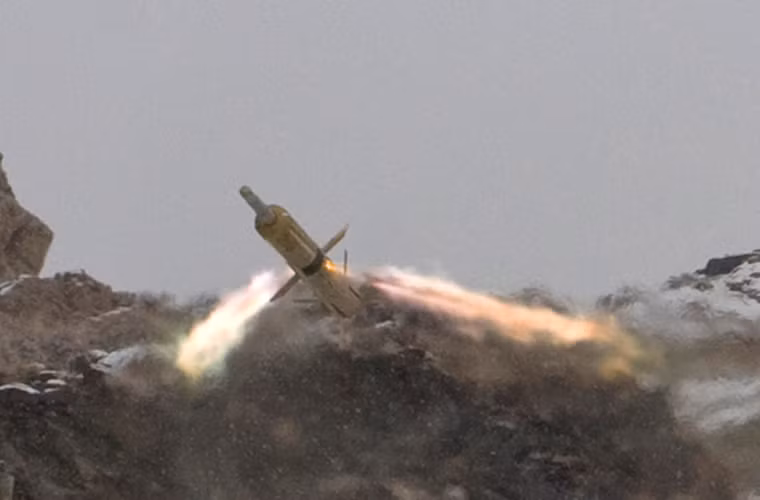 Hình ảnh này cho ta thấy rõ cách thức hoạt động của hai vòi phun động cơ trên thân đạn.