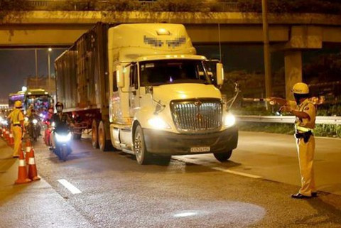 Một cán bộ CSGT còn ghi lại clip cuộc nói chuyện điện thoại được cho là lãnh đạo cấp Phòng gọi xuống đề nghị không xử lý xe vi phạm. Đáng nói, khi cán bộ có ý kiến về việc này thì bị điều chuyển công tác đến đơn vị khác. (Ảnh Zing)