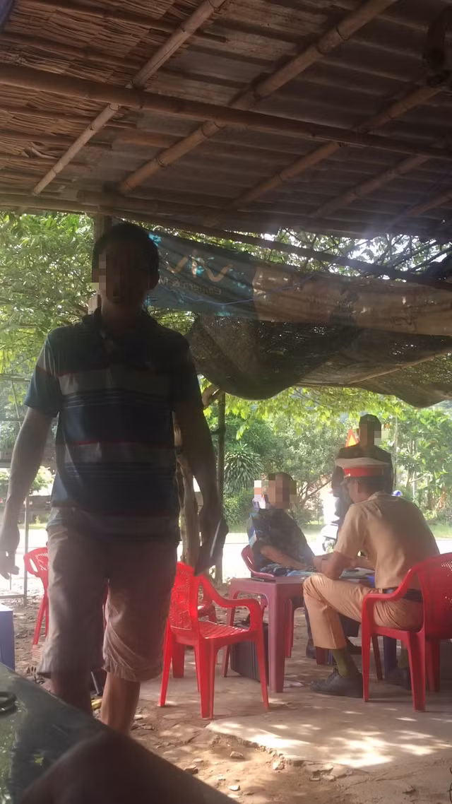 CSGT Dong Nai bao ke xe qua tai: 2 sep CSGT tu nhan muc ky luat gi?-Hinh-3