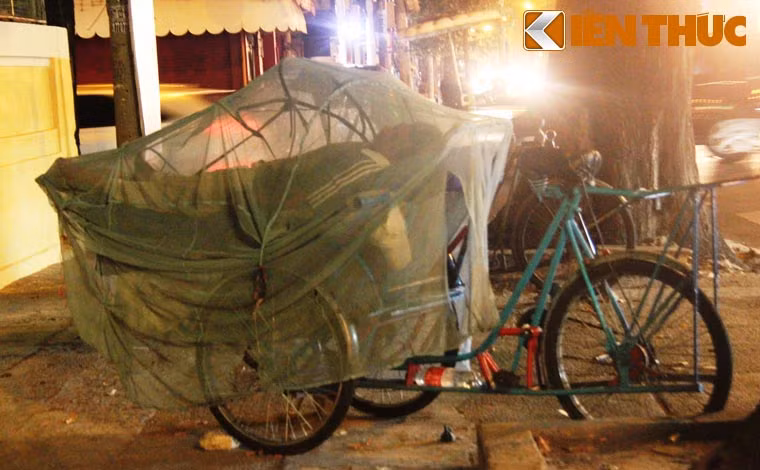 Tuy nhiên, đâu đó vẫn còn nhiều hình ảnh người nghèo ở TP.HCM chịu cảnh khốn đốn vì thời tiết lạnh lẽo.