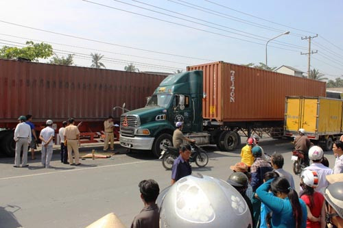 Me let doi chan gay om xac con chet tham duoi gam container