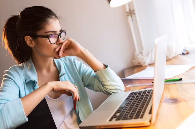 1. Lo lắng Dành cả ngày trăn trở về một vấn đề sẽ chẳng giúp được gì cho bạn, thậm chí còn làm hại tới sức khỏe. Tuy vậy một khảo sát năm 2017 đã chứng minh rằng lo lắng một chút lại có thể dẫn đến những tác động tích cực. Điển hình, khi bạn thấy một vụ tai nạn giao thông, sự lo lắng sẽ giúp bạn cẩn trọng hơn, lái xe một cách từ tốn.