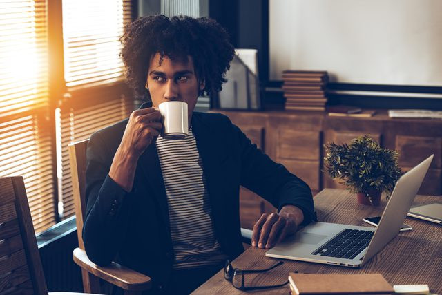 5. Uống nhiều cà phê Một ly cà phê mỗi ngày giúp giảm thiểu nguy cơ mắc bệnh tim, bệnh tiểu đường hay một số bệnh ung thư. Và khoa học đã khẳng định chúng ta hoàn toàn có thể uống nhiều hơn thế miễn không để ảnh hưởng đến sức khỏe hay giấc ngủ.