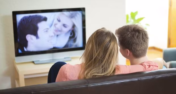 Đắm chìm vào những bộ phim giúp ta tạm thời quên đi những muộn phiền, căng thẳng của hiện tại. Theo nghiên cứu của Đại học Virginia, Mỹ, đây là phương pháp hiệu quả để xả stress.