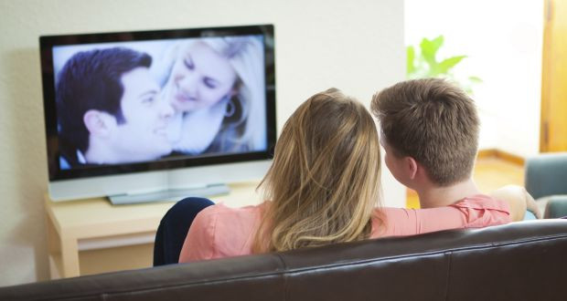 Đắm chìm vào những bộ phim giúp ta tạm thời quên đi những muộn phiền, căng thẳng của hiện tại. Theo nghiên cứu của Đại học Virginia, Mỹ, đây là phương pháp hiệu quả để xả stress.