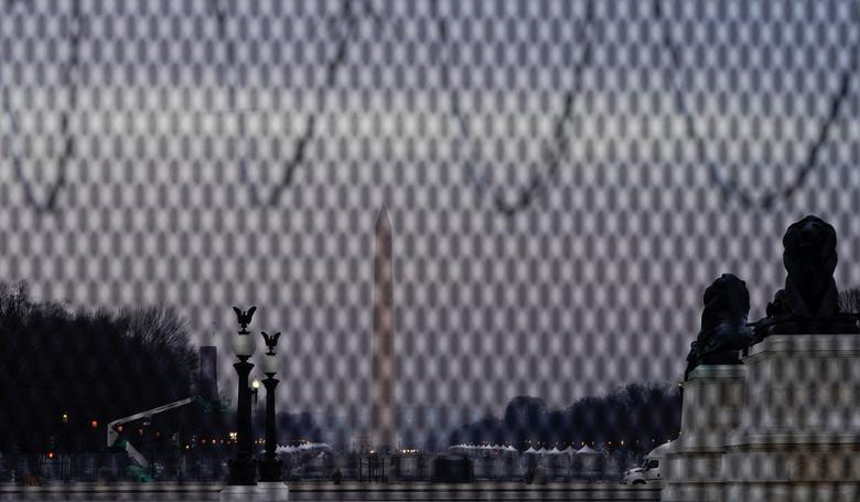 Hàng rào và dây thép gai được dựng lên hôm 15/1.