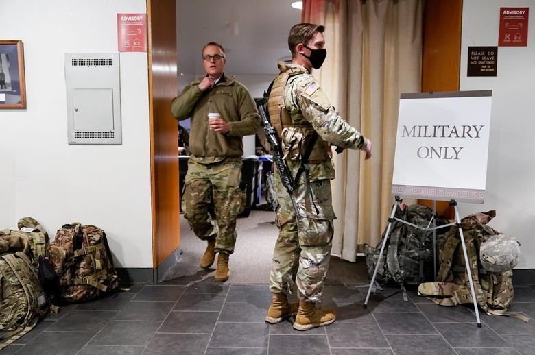 Lực lượng cảnh sát quân sự có mặt bên trong Văn phòng Thượng viện Dirksen ngày 14/1.