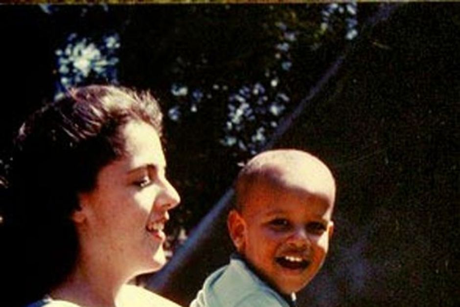 Ông Obama sinh ra trong một gia đình có mẹ là một phụ nữ Mỹ da trắng - bà Ann Dunham - và cha là một người Kenya da đen - ông Barack Obama, Sr. Ảnh: Bà Ann Dunham bế cậu con trai Barack Obama khi đó 2 tuổi. Ảnh: Reuters.