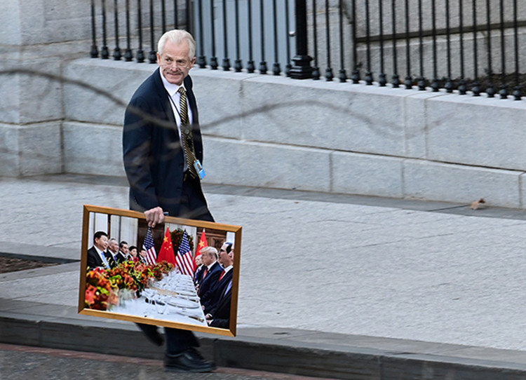 Yahoo News đưa tin từ ngày 14/1, các nhân viên Nhà Trắng đã rục rịch chuyển đồ cá nhân ra khỏi Cánh Tây. Cố vấn Nhà Trắng Peter Navarro ngày 13/1 khi rời Cánh Tây trên tay mang theo một bức ảnh chụp Tổng thống Trump và Chủ tịch Tập Cận Bình. Ảnh: Cố vấn Nhà Trắng Peter Navarro khi rời Cánh Tây. Ảnh: Yahoo News.