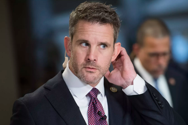 Adam Kinzinger (ảnh), đại diện của bang Illinois tại Hạ viện, trở thành nghị sĩ Cộng hòa đầu tiên kêu gọi kích hoạt Tu chính án thứ 25 của Hiến pháp Mỹ để bãi nhiệm Tổng thống Trump. Ảnh: Axios.