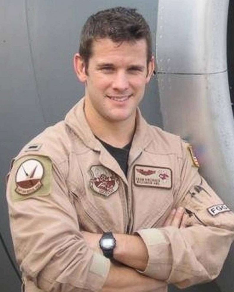 Về đời tư, nghị sĩ Adam Kinzinger đính hôn với Sofia Boza-Holman, trợ lý của Phó Tổng thống Mỹ Mike Pence, vào tháng 9/2019. Họ kết hôn vào ngày 16/2/2020. Ảnh: Facebook.