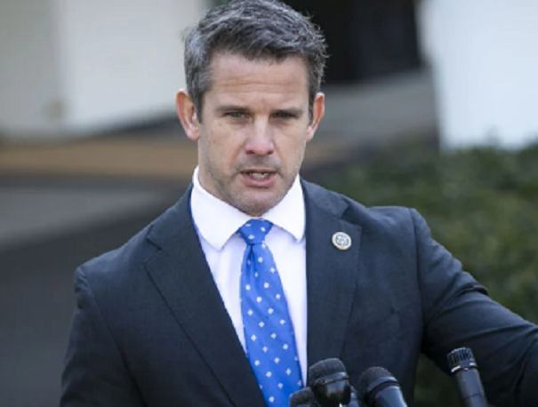 Adam Kinzinger sinh ngày 27/2/1978 tại Kankakee, bang Illinois, Mỹ. Mẹ của ông là một giáo viên tiểu học. Ảnh: Bloomberg.