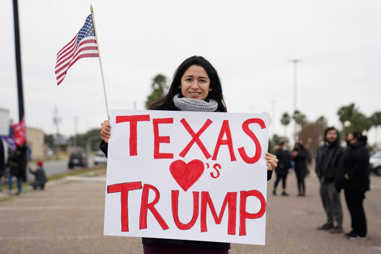 Alyssandra Granado, một người ủng hộ Tổng thống Mỹ Donald Trump, chụp ảnh gần sân bay ở McAllen, Texas, hôm 12/1.