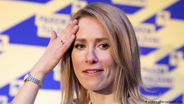 Hôm 24/1, Đảng Cải cách trung hữu do bà Kallas làm Chủ tịch và Đảng Trung tả đã đạt được một thỏa thuận để thành lập một Chính phủ thay thế nội các của Thủ tướng tiền nhiệm Juri Ratas từ chức hôm 13/1, đưa bà Kallas trở thành nữ Thủ tướng đầu tiên trong lịch sử Estonia. Ảnh: DW.