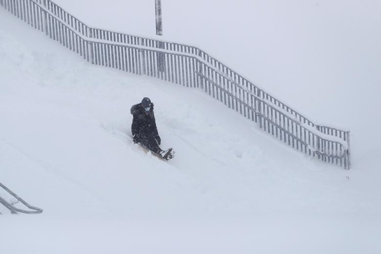 Tuyết bao trùm thủ đô Madrid khiến giao thông bị gián đoạn và làm ảnh hưởng đến cuộc sống của người dân địa phương. Trong đó, một người đàn ông thiệt mạng ở ngôi làng Zarzalejo.