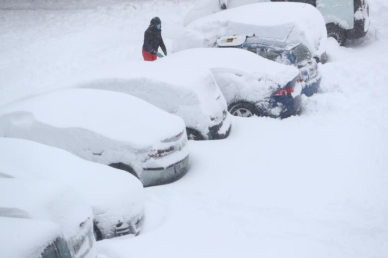 Tuyết bao phủ những chiếc ô tô ở thủ đô Madrid, ngày 9/1.
