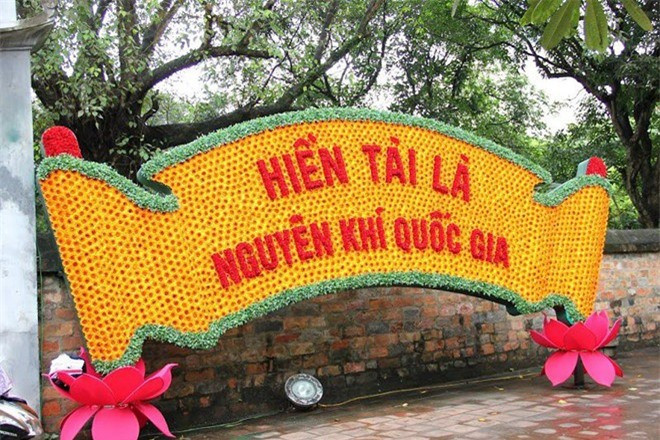 Tiến sĩ Thân Nhân Trung, người nói "Hiền tài là nguyên khí quốc gia", ở huyện Việt Yên của tỉnh Bắc Giang? Tiến sĩ Thân Nhân Trung (1419-1499) từng giữ chức Đông các đại học sĩ thời Hậu Lê. Sinh thời, vâng mệnh vua Lê Thánh Tông, ông soạn bài ký cho tấm bia tại Văn Miếu - Quốc Tử giám: "Hiền tài là nguyên khí quốc gia, nguyên khí thịnh thì đất nước mạnh và càng lớn lao, nguyên khí suy thì thế nước yếu mà càng xuống thấp. Bởi vậy, các bậc vua tài giỏi đời xưa, chẳng có đời nào lại không chăm lo nuôi dưỡng và đào tạo nhân tài bồi đắp thêm nguyên khí".
