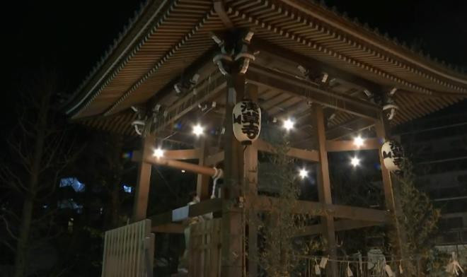 Lễ đánh chuông chào năm mới tại chùa Sensoji, Nhật Bản. Được biết, các hoạt động và lễ hội mừng năm mới tại Nhật Bản vào đầu năm 2021 sẽ bị hạn chế do đại dịch COVID-19.