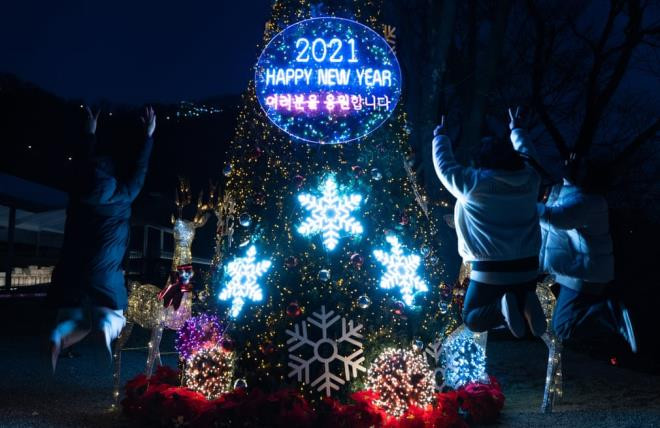 Người dân Hàn Quốc đón chào năm mới 2021 trên núi Namsan, Seoul. Ảnh: Reuters.