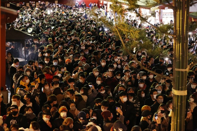Người dân đeo khẩu trang đi lễ đền Senso-ji ở Tokyo, Nhật Bản. Ảnh: Reuters.