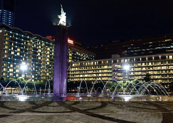 Trong khi đó, không khí đón giao thừa tại một số nơi yên ắng hơn do dịch bệnh COVID-19. Ảnh: Quảng trường vắng bóng người ở thủ đô Jakarta, Indonesia, trong đêm giao thừa. Ảnh: Reuters.