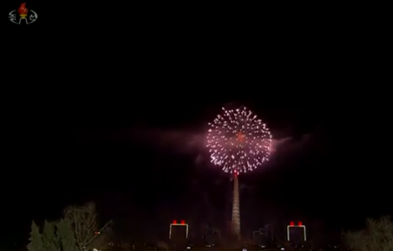 Hàng nghìn người dân Triều Tiên đã đổ về khu vực quảng trường Kim Nhật Thành để xem lễ thượng cờ và bắn pháo hoa chào đón năm mới 2021. Tất cả đều nghiêm túc đeo khẩu trang, hân hoan trong bầu không khí lễ hội. Ảnh chụp màn hình.