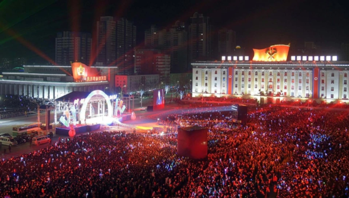 Ngoài ra, người dân Triều Tiên cũng được thưởng thức các màn biểu diễn văn nghệ mừng đất nước và xuân mới. Ảnh: Reuters.