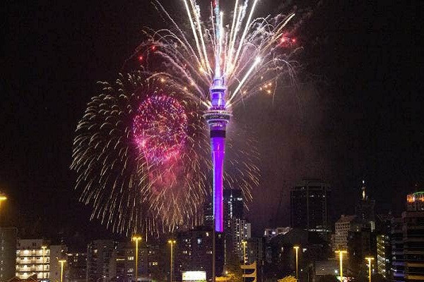 Tại New Zealand, một trong những quốc gia đầu tiên đón năm mới, màn bắn pháo hoa và trình diễn ánh sáng kéo dài 5 phút đã diễn ra tại Cầu cảng Auckland và Tháp Sky vào đúng khoảnh khắc giao thừa. Ảnh: AP.