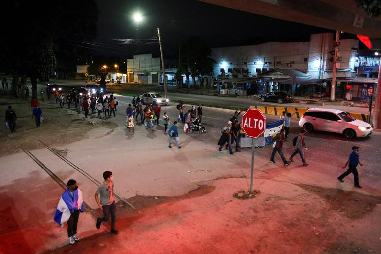 Người Honduras tham gia đoàn người di cư ở San Pedro Sula hôm 13/1.