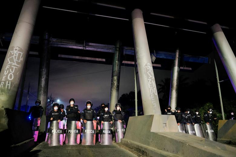 Cảnh sát Honduras được triển khai để ngăn đoàn người di cư mới đang tìm đường tới Mỹ, tại San Pedro Sula, ngày 13/1.