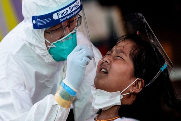 Bangkok phong toa mot phan vi ca mac Covid-19 tang nhanh