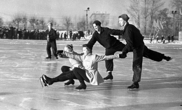 Mọi người chơi trượt băng ở Moscow năm 1947.