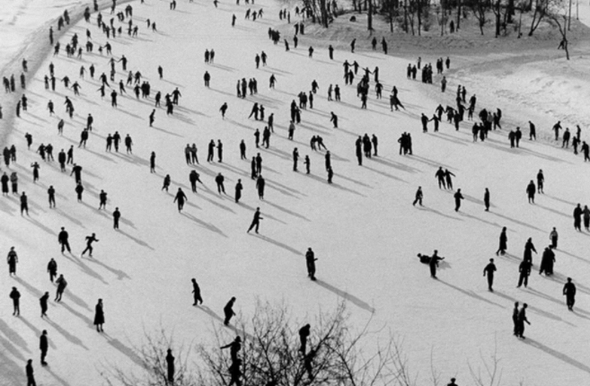 Rất đông người đi trượt băng ở công viên Gorky, Moscow, cách đây hàng chục năm. Có thể thấy, người dân ở Liên Xô tham gia khá nhiều hoạt động vui chơi giải trí vào mùa đông.