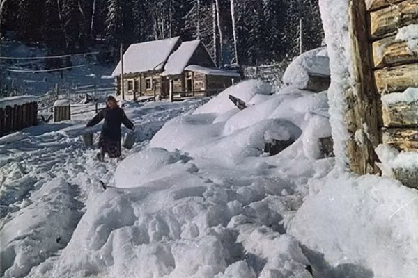 Tuyết phủ trắng một vùng nông thôn ở Liên Xô vào mùa đông những năm 1950.