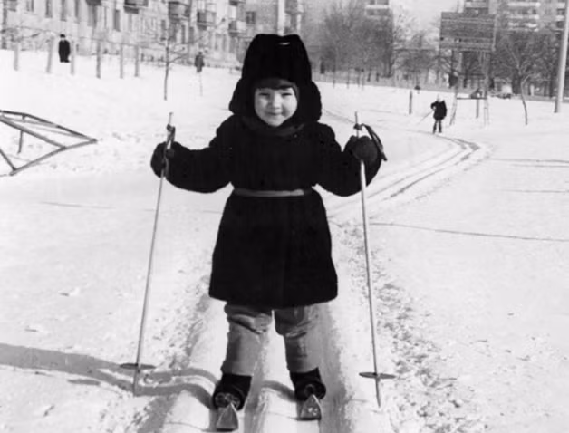 Em nhỏ chơi trượt tuyết năm 1978.