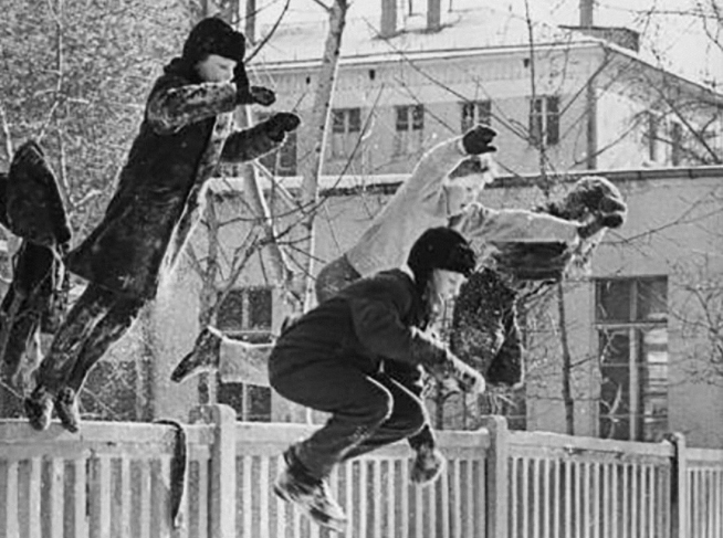 Những đứa trẻ thích thú chơi đùa trong kỳ nghỉ năm 1969.