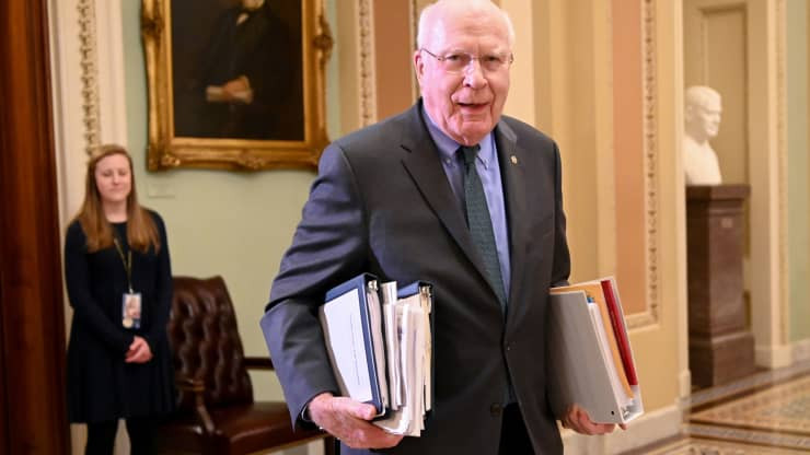 Được biết, Thượng nghị sĩ Patrick Leahy đã phải nhập viện hôm 26/1, chỉ vài giờ sau khi điều hành buổi tuyên thệ cho các bồi thẩm đoàn cho phiên tòa luận tội lần thứ hai cựu Tổng thống Donald Trump. Tuy nhiên, theo Thượng nghị sĩ Dick Durbin, ông Leahy có thể trở lại làm việc vào ngày 27/1. Ảnh: Reuters.