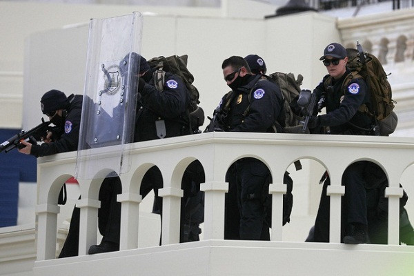 Tong thong Trump ban bo tinh trang khan cap o Washington DC den 24/1