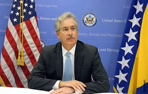 Ngoài ra, ông Burns còn là Chủ tịch Quỹ Carnegie vì Hòa bình Quốc tế. Ảnh: Alchetron.