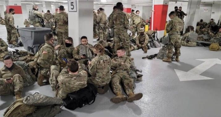 Các binh sĩ cho biết họ cảm thấy rất lo lắng khi có quá nhiều người bị dồn vào bãi để xe chật hẹp, đồng thời không có điều kiện sử dụng nhà vệ sinh. Một binh sĩ cho biết họ gần như "nằm chồng lên nhau" những lúc nghỉ ngơi trong những ngày phục vụ tại Washington, vì thế mọi biện pháp giãn cách để ngăn lây nhiễm virus corona đều trở nên vô nghĩa. Ít nhất 100 binh sĩ tới Washington bảo vệ lễ nhậm chức đã nhiễm virus corona. Ảnh: Redstate.