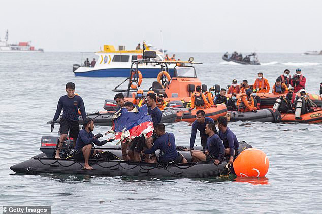 Toan canh Indonesia “chay dua” thoi gian tim xac may bay roi xuong bien-Hinh-6