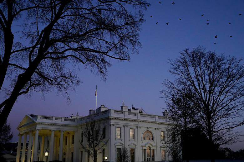 Hạ nghị sĩ Tom Rice, đại diện cho bang Nam Carolina, nằm trong danh sách này. “Tôi đã ủng hộ Tổng thống Trump trong suốt 4 năm qua. Tôi đã vận động cho ông ấy và bỏ phiếu cho ông ấy hai lần. Nhưng những phát biểu sai lầm lần này của ông ấy là không thể tha thứ”, Reuters dẫn lời nghị sĩ Tom Rice.